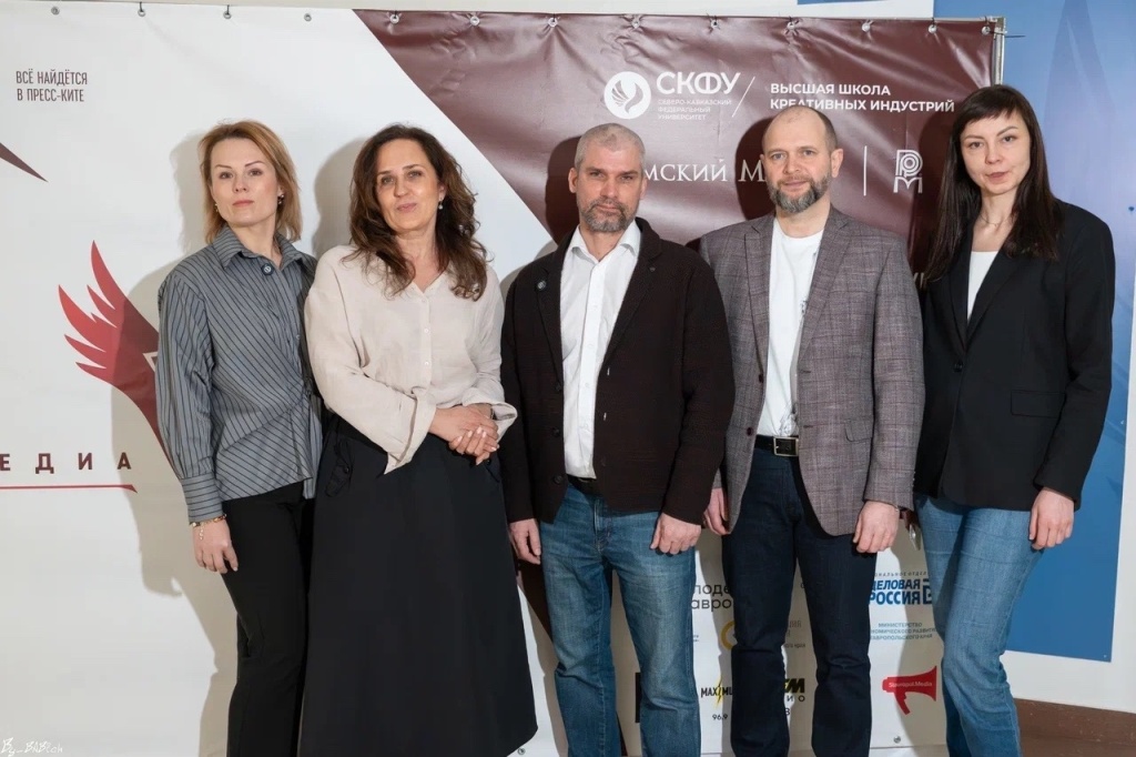 Представители Римского Мастера, ТПП СК и Высшей школы креативных индустрий СКФУ после презентации проекта. Фото Высшей школы креативных индустрий СКФУ.jpg Представители Римского Мастера, ТПП СК и Высшей школы креативных индустрий СКФУ после презентации проекта. Фото Высшей школы креативных индустрий СКФУ.jpg