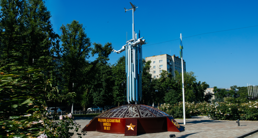 Мемориальная скульптурная композиция '90 лет ВДВ'. Фото пресс-службы ПО Римский Мастер.png Мемориальная скульптурная композиция '90 лет ВДВ'. Фото пресс-службы ПО Римский Мастер.png