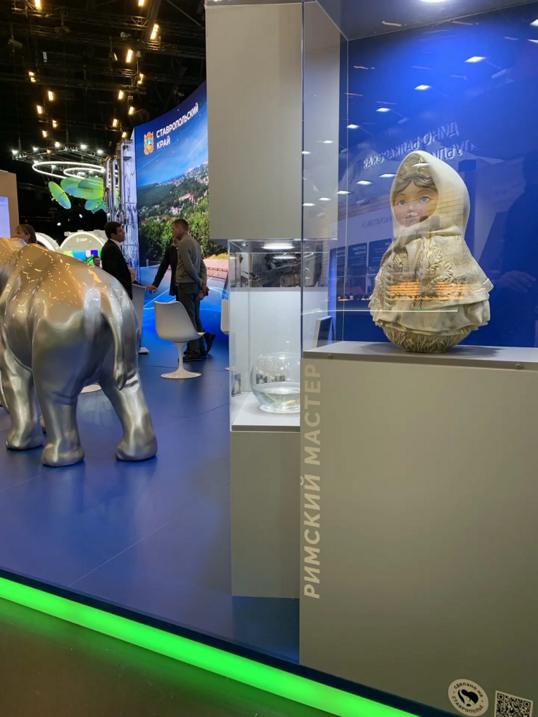 Ставропольская матрёшка на стенде Ставропольского края на КИФ 2026. Фото пресс-службы ПО Римскоий Мастер.png