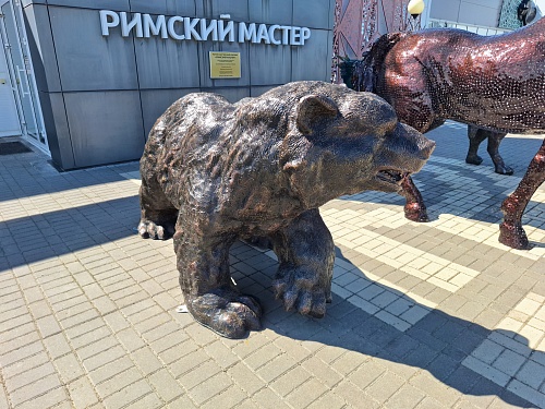 Бурый медведь монолитный
